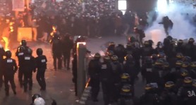 Proteste VIOLENTE în Franța. La Paris, protestatarii au aruncat cu torţe în poliţie. S-a intervenit cu gaze lacrimogene